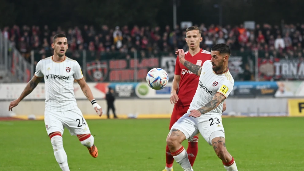 Zľava hráč Trnavy Kristián Koštrna, hráč Banskej Bystrice Martin Rymarenko a hráč Trnavy Erik Daniel v zápase 13. kola Fortuna ligy.