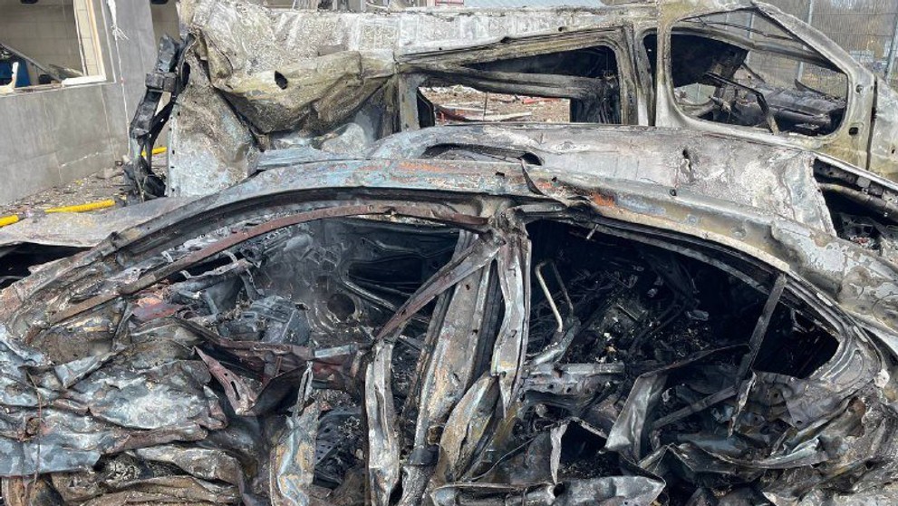 Zničené auto po raketovom útoku ruských síl v Ľvove.