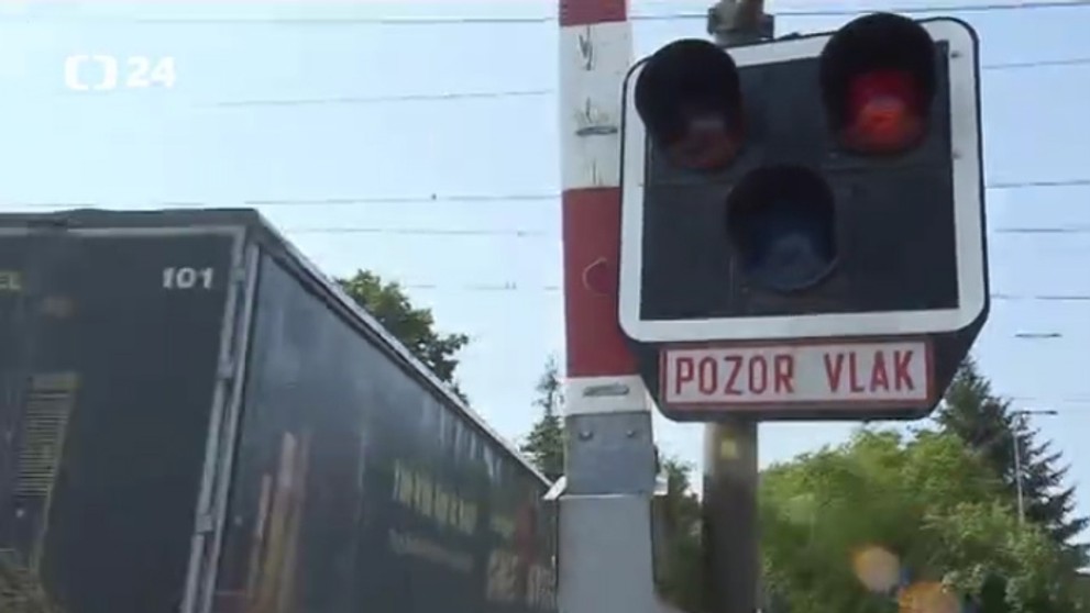 Priecestie v Studénce, kde na červenú stále jazdia autá.