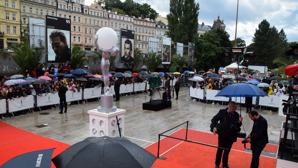 Dav čakal na Johnnyho Deppa aj v daždi.