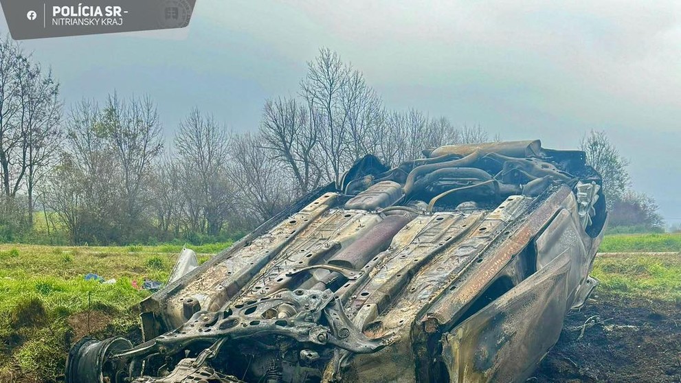 Auto po náraze zachvátili plamene.