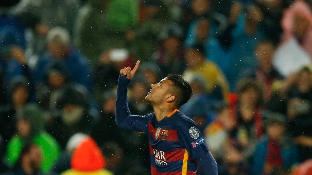Hráč Barcelony Neymar oslavuje otvárací gól v odvete osemfinále LM proti Arsenal Londýn.