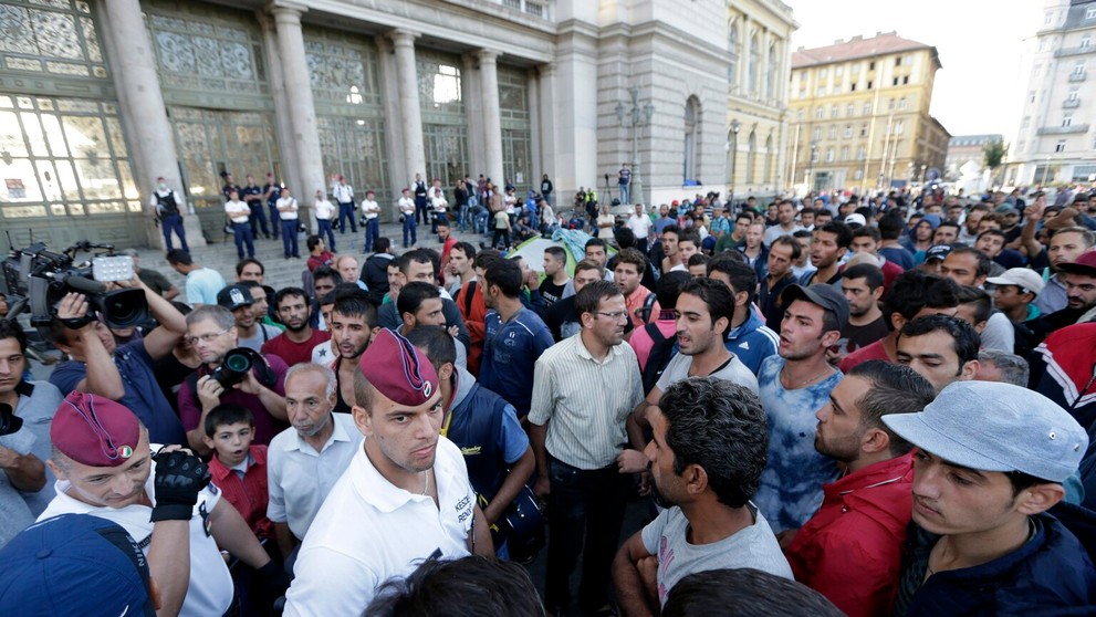 Vchody do stanice strážia policajti