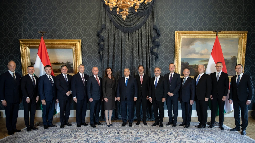 Členovia nového maďarského kabinetu počas slávnostnej inaugurácie. Vargová stojí v strede hneď vedľa Orbána.