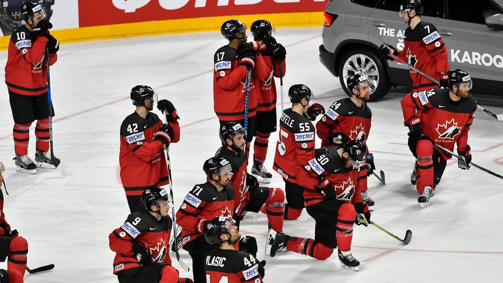 Sklamanie kanadských hráčov po nájazdoch.