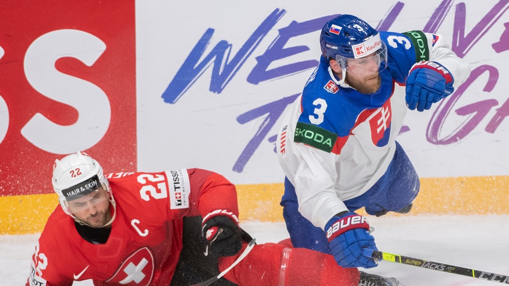 Na snímke vpravo Adam Jánošík a vľavo Nino Niederreiter.