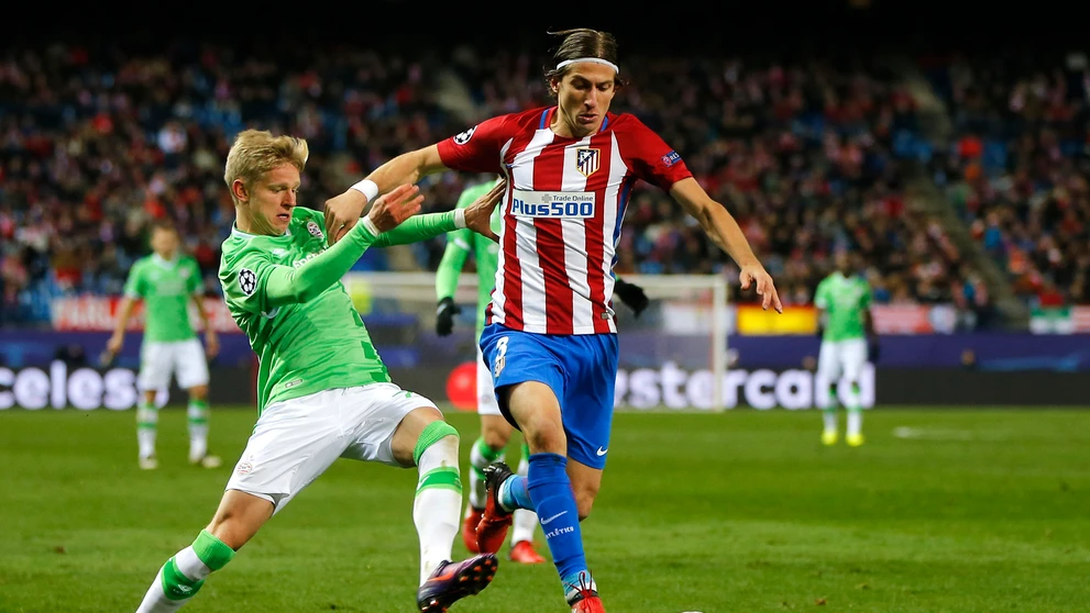 Skúsený bek Atlética Madrid Filipe Luís (vpravo) bráni loptu pred tínedžerom Eindhovenu Oleksandrom Zinčenkom v zápase LM.