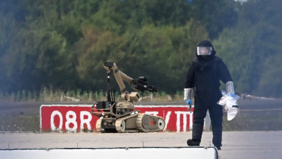 Forenzný technik pracuje spolu s robotom na zneškodňovanie bômb v blízkosti ukrajinského lietadla na letisku Lipsko/Halle.