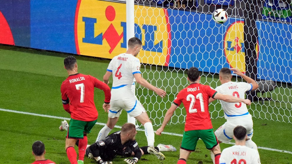 Český hráč Robin Hranáč (druhý zľava) strieľa vlastný gól počas zápasu.