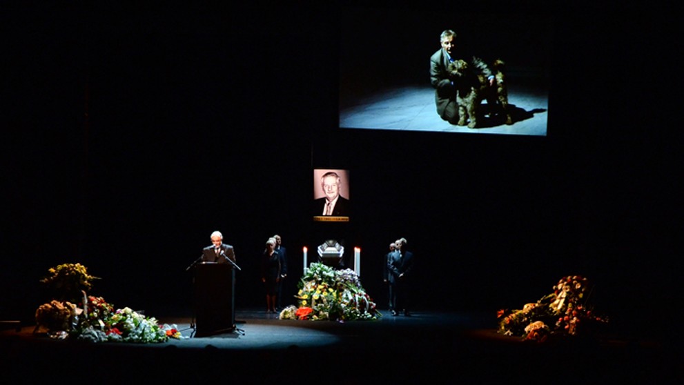 Generálny riaditeľ SND Marián Chudovský na poslednej rozlúčka s dlhoročným členom činohry Jurajom Slezáčkom. 