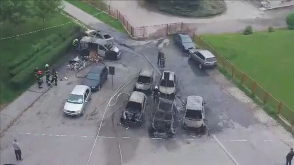 Zhorené autá na košickom Sídlisku Ťahanovce.