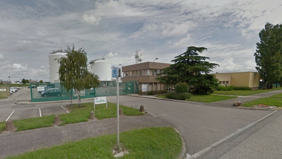 Útok na francúzsku továreň pri Grenoble.