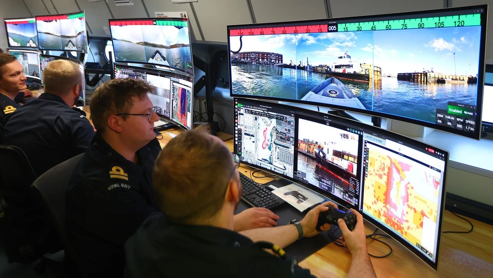 Operátori autonómnych vozidiel na ochranu pobrežia pri práci počas oznámenia podrobností o projekte Atlantic Bastion.