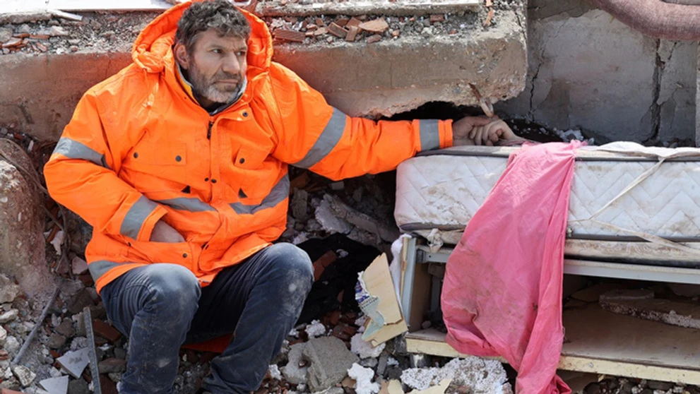 Srdcervúca fotografia muža, ktorý drží za ruku svoje mŕtve dieťa.