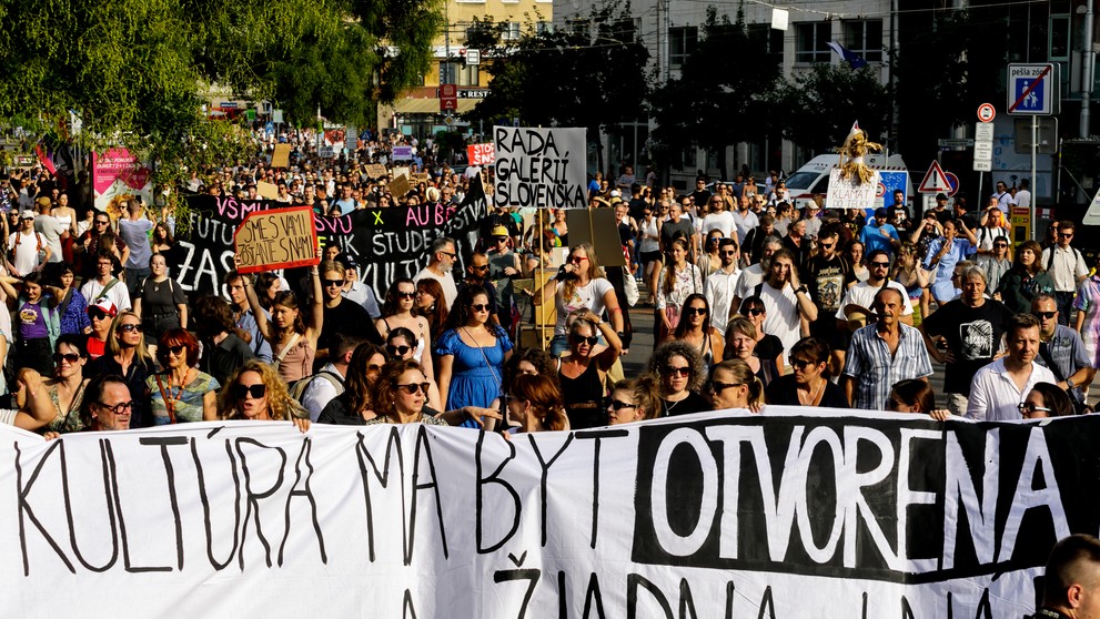 Na snímke protestné zhromaždenie kultúrnej obce a verejnosti pred Ministerstvom kultúry na Námestí SNP v Bratislave.