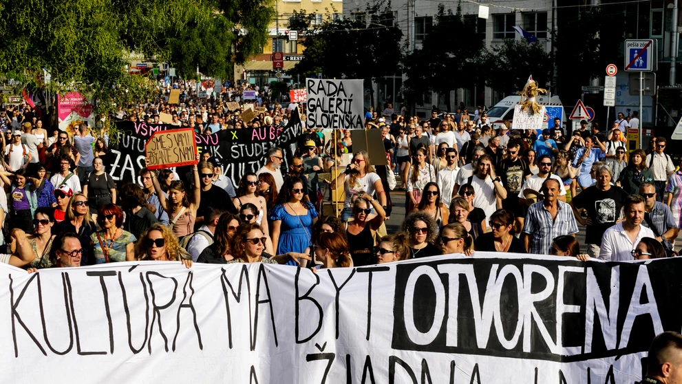 Na snímke protestné zhromaždenie kultúrnej obce a verejnosti pred Ministerstvom kultúry na Námestí SNP v Bratislave.