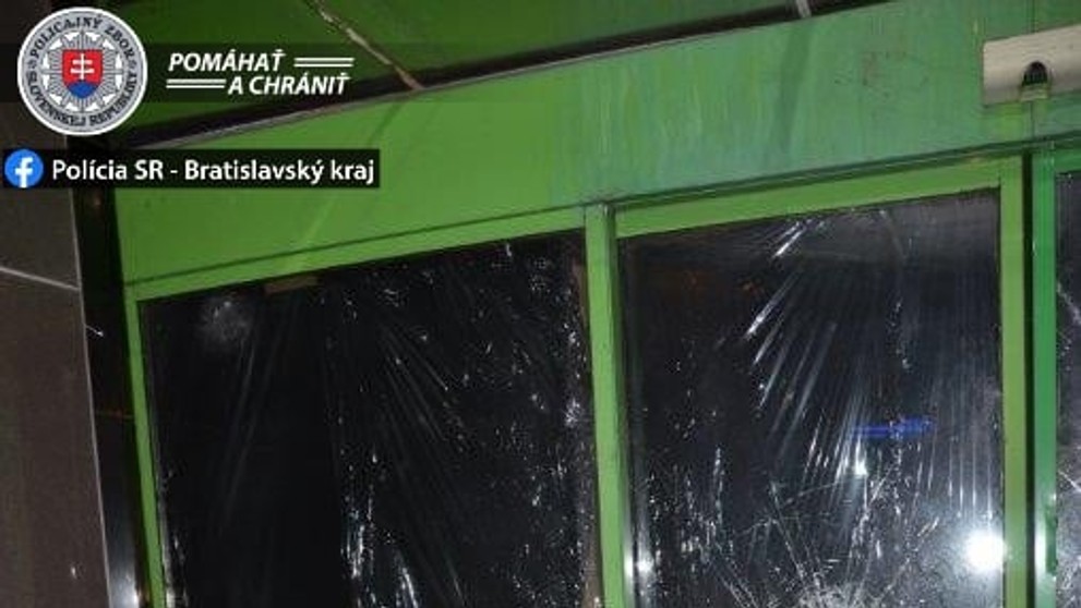 Muž ničil aj sklá na budove.