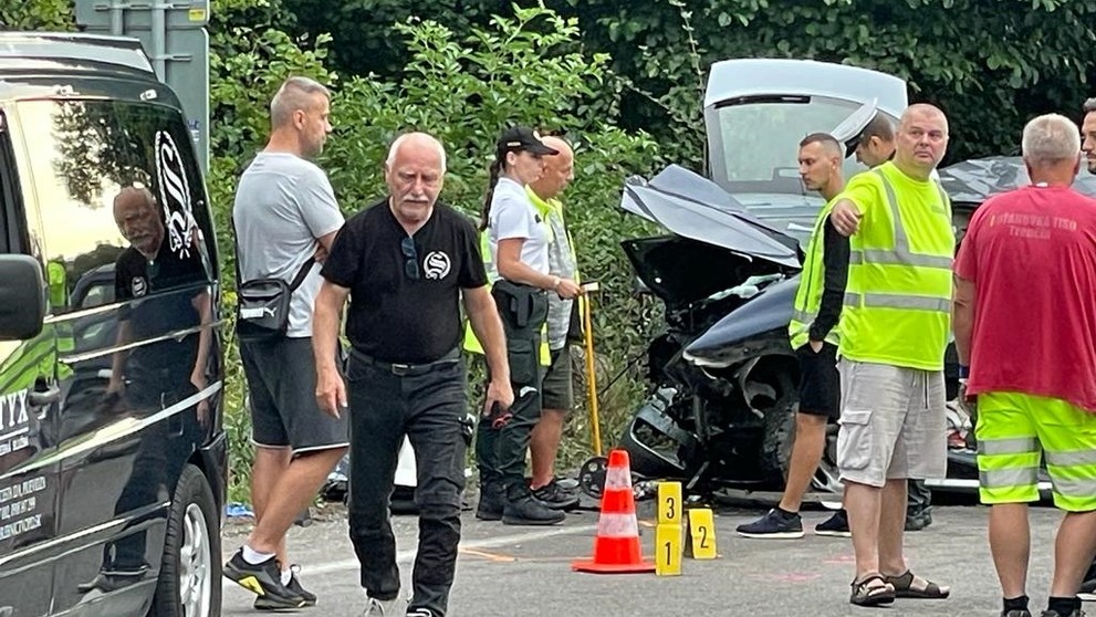 Policajti na mieste nehody.