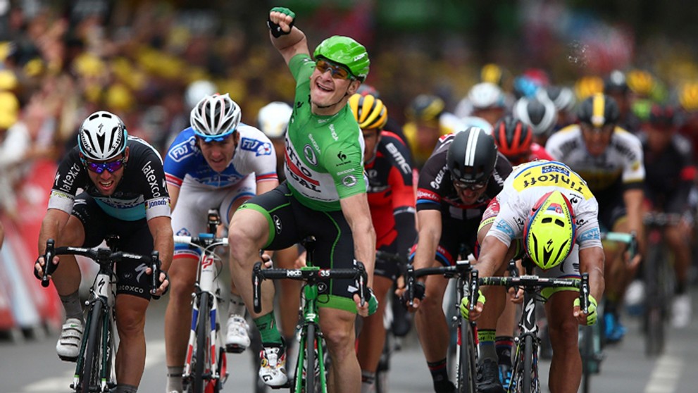 Víťazné gesto Andrého Greipela, smutný Peter Sagan so zvesenou hlavou, ktorý skončil na 2. mieste.