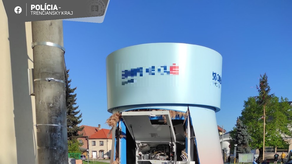 Výbuch bankomatu v obci Oslany.