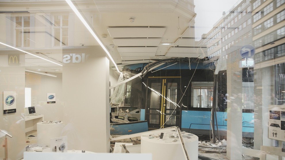 Vykoľajená električka v Osle.