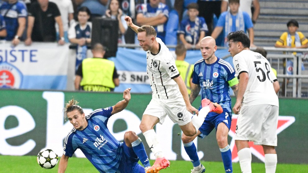 Na snímke zľava Július Szöke (Slovan), Joel Andersson (Midtjylland), Vladimír Weiss mladší (Slovan) a Aral Simsir (Midtjylland).