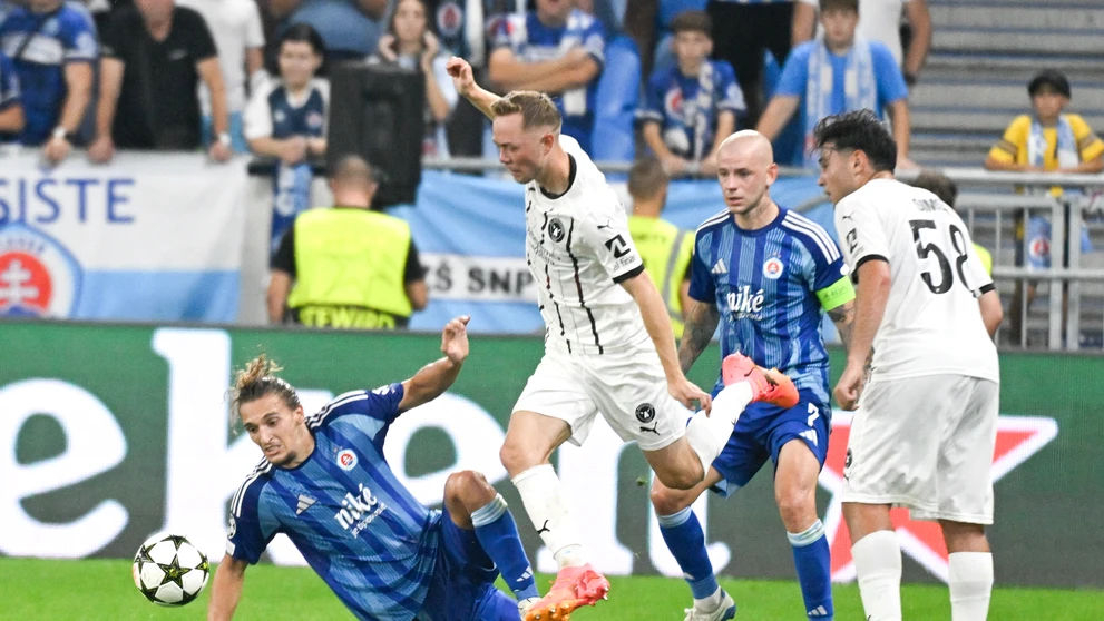 Na snímke zľava Július Szöke (Slovan), Joel Andersson (Midtjylland), Vladimír Weiss mladší (Slovan) a Aral Simsir (Midtjylland).