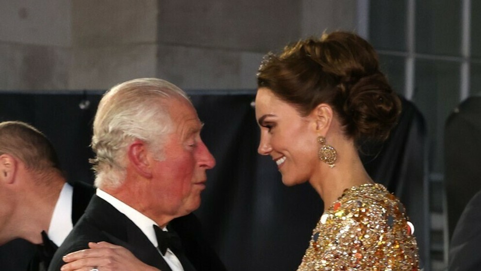 Kráľovská rodina na premiére novej bondovky.