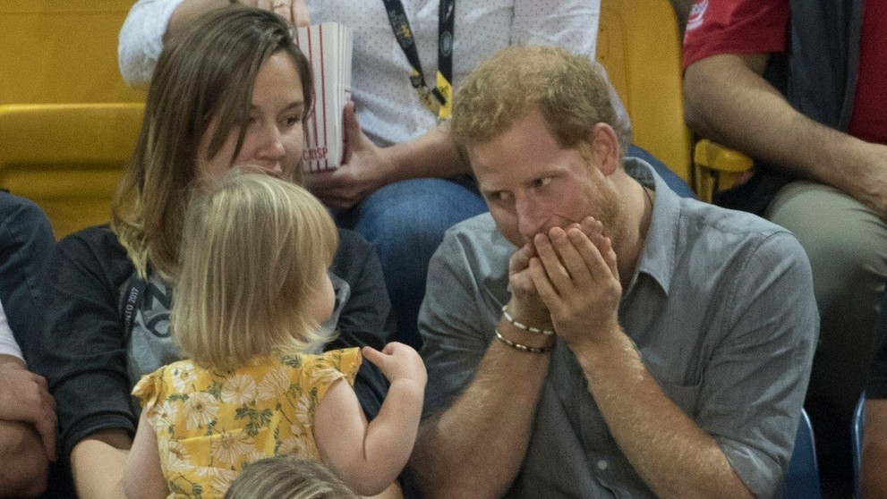 Princ Harry zabával dvojročnú Emily