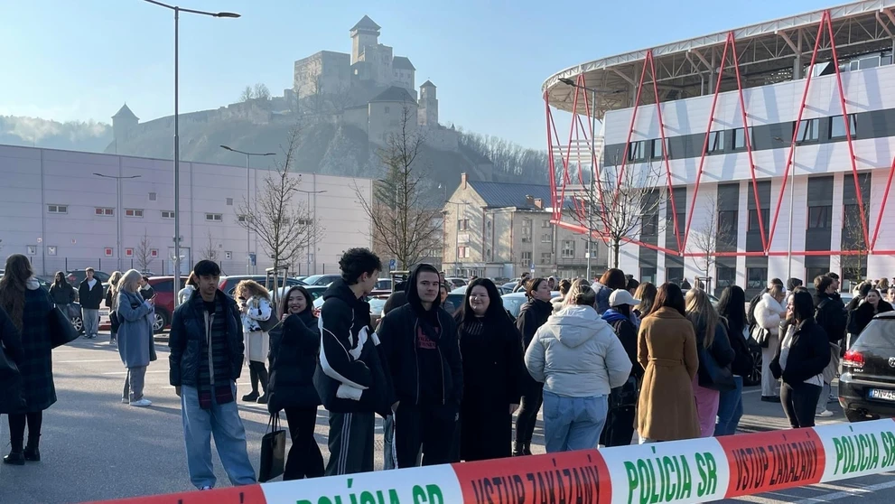 Evakuovaní študenti Trenčianskej univerzity Alexandra Dubčeka.