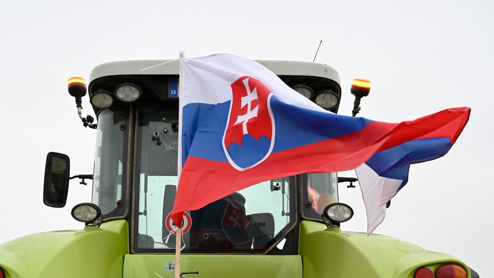 Slovenskí poľnohospodári protestujú.