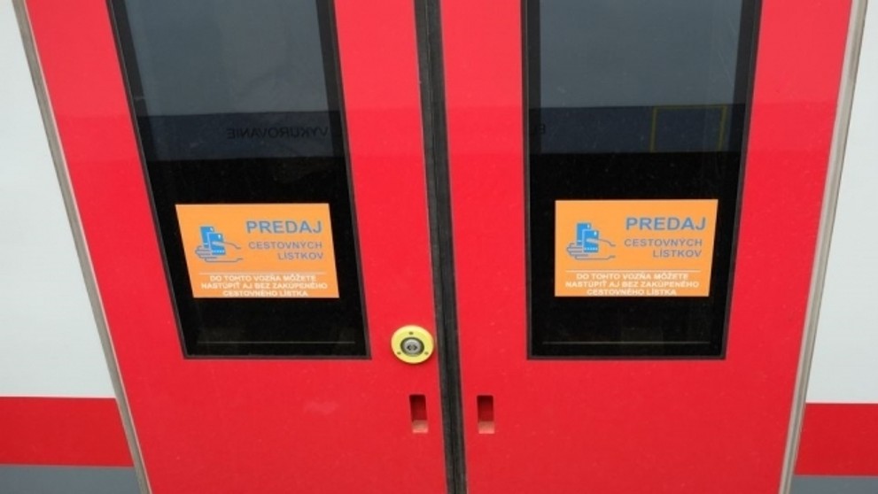 Označenie vozňa, kde môžete nastúpiť aj bez lístka.