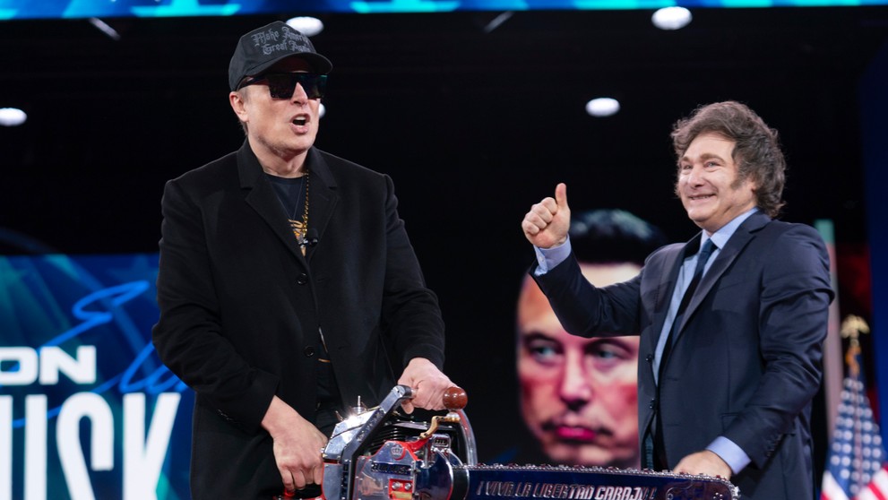 Musk dostal od Mileiho motorovú pílu.