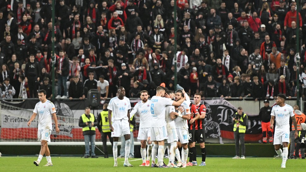 Radosť hráčov Slovana po strelení gólu v 11. kole Niké ligy v Trnave.