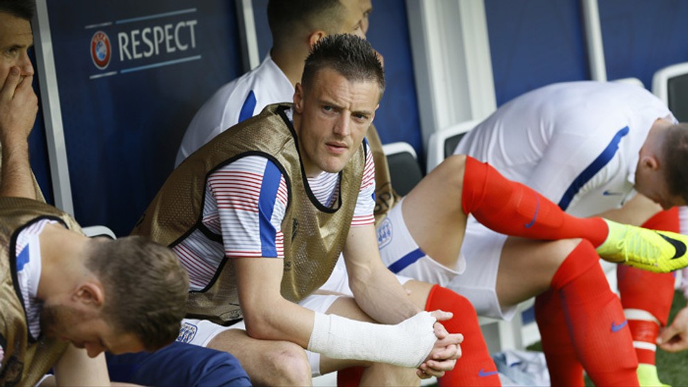 Zranený anglický futbalista Jamie Vardy sedí na striedačke v zápase proti Walesu.
