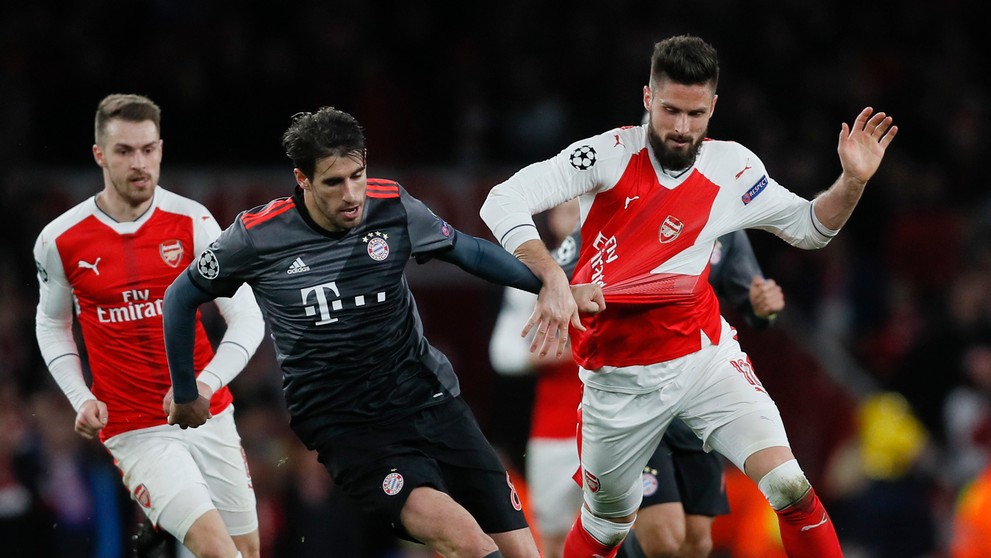 Javi Martínez (vľavo) z Bayernu v dueli o loptu v osemfinále LM proti Olivierovi Giroudovi z Arsenalu.