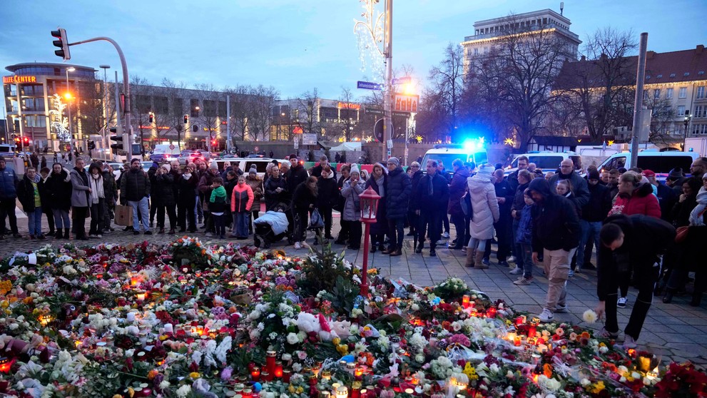 Ľudia prichádzajú zapáliť sviečky