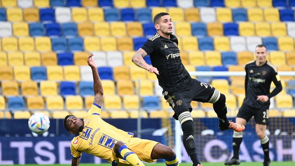Vpravo hráč Trnavy Kristián Koštrna a hráč DAC Yhoan Andzouana bojujú o loptu počas zápasu 17. kola Fortuna ligy.