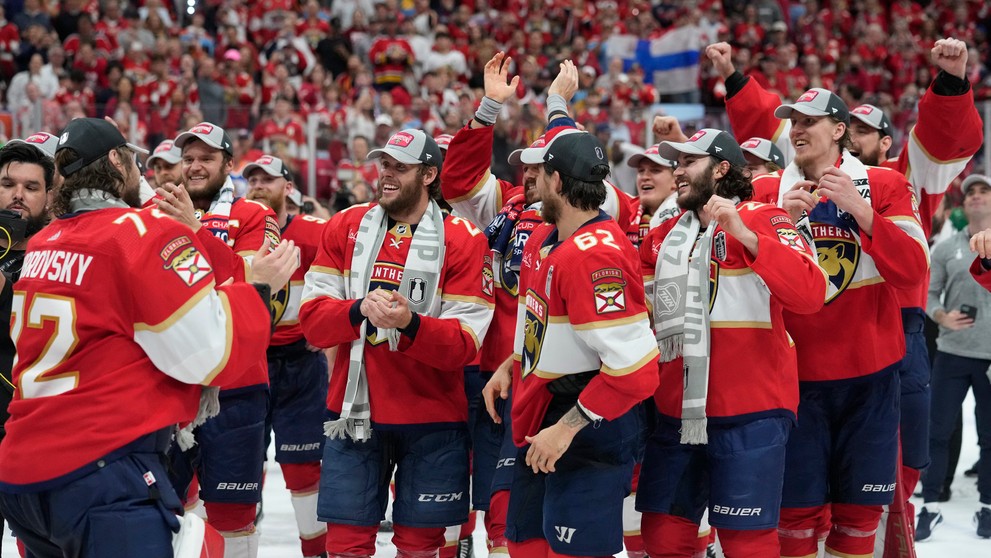 Brankár Floridy Sergej Bobrovski (vľavo) so spoluhráčmi po zisku Stanley Cupu.