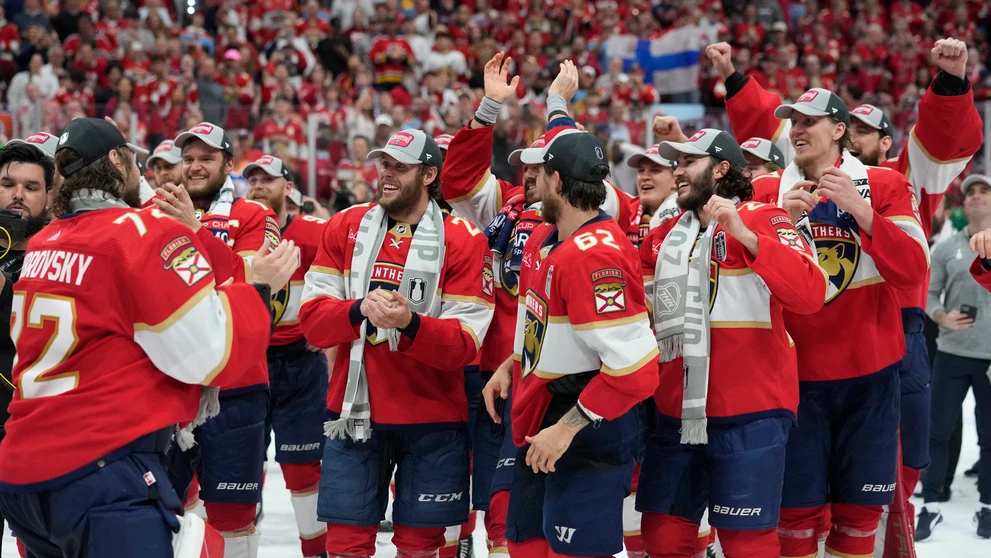 Brankár Floridy Sergej Bobrovski (vľavo) so spoluhráčmi po zisku Stanley Cupu.