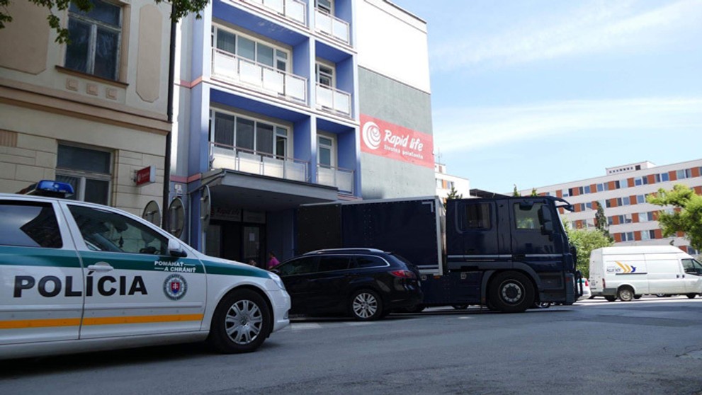 Obrnené vozidlo NBS pred sídlom košickej poisťovne Rapid life.