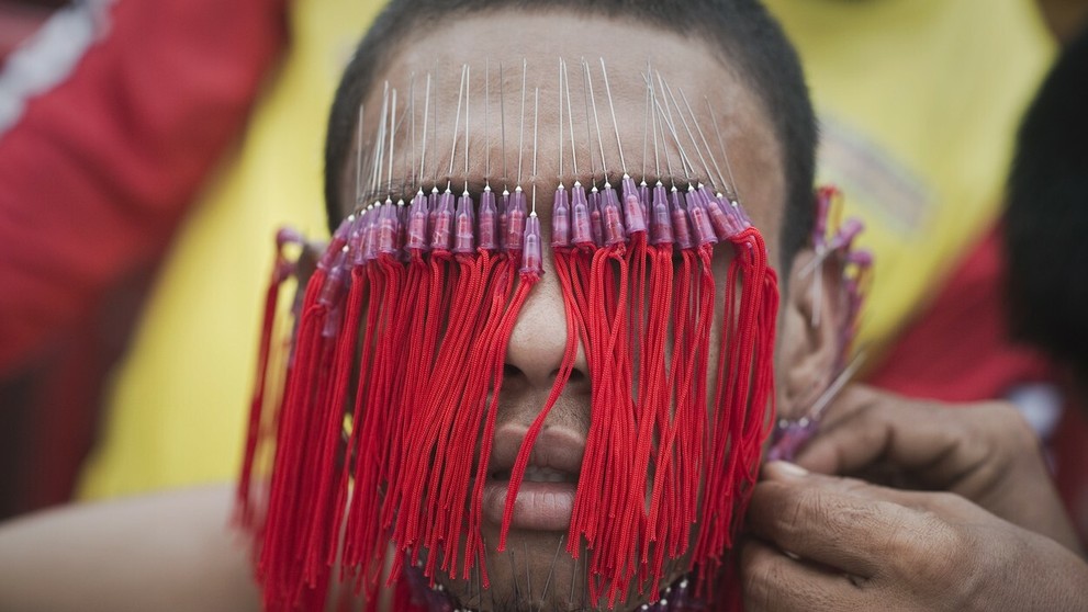 Muž si tvár dekoroval ihlami.