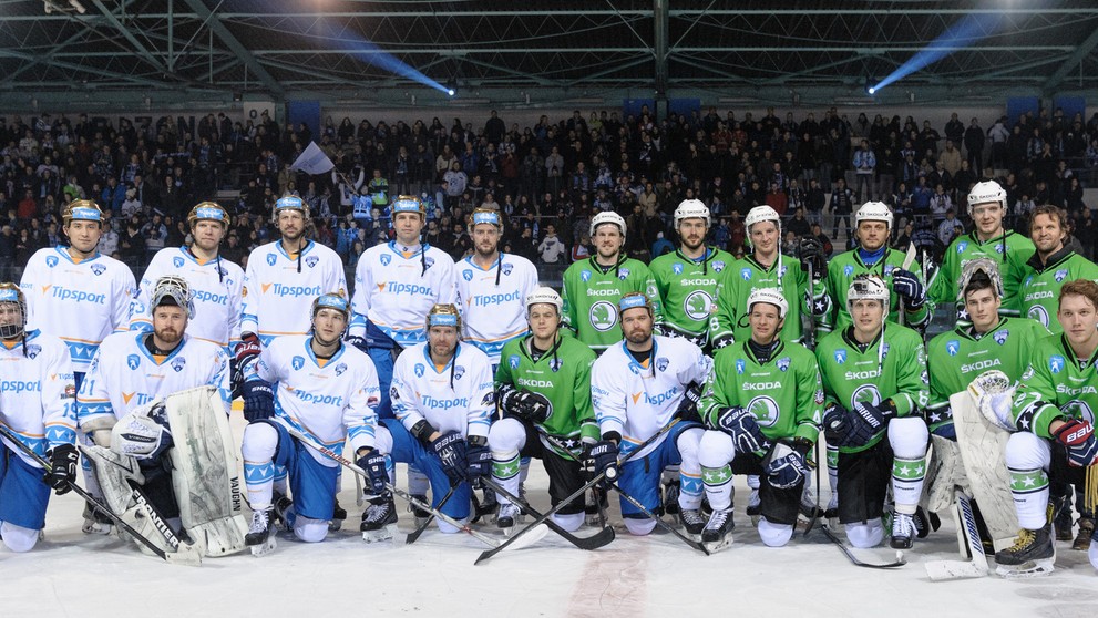 Hráči z tímu Róberta Petrovického (Škoda - v zelenom) a hráči z tímu Ľuboša Bartečka (Tipsport) pózujú vo finálovom zápase hviez