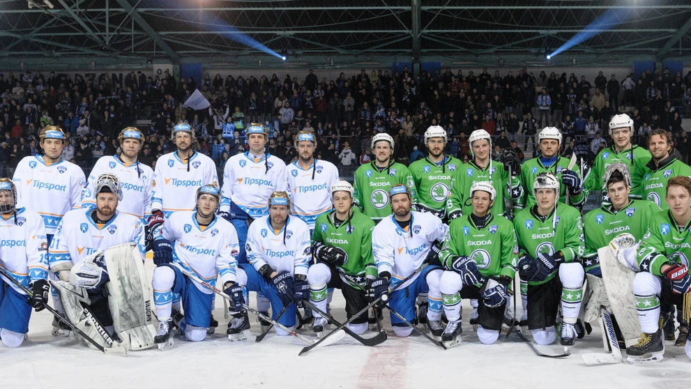 Hráči z tímu Róberta Petrovického (Škoda - v zelenom) a hráči z tímu Ľuboša Bartečka (Tipsport) pózujú vo finálovom zápase hviez