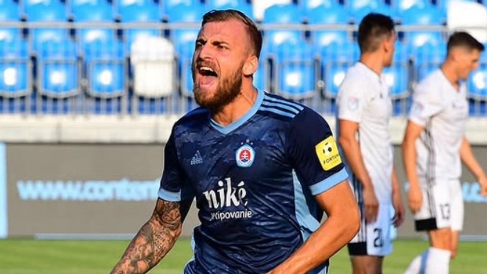 Žan Medved v drese Slovana