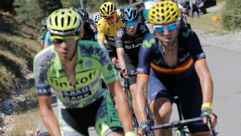  strede v pozadí nositeľ žltého dresu lídra pretekov Brit Chris Froome (Sky) za Španielomi Albertom Contadorom (Tinkoff Saxo) a 