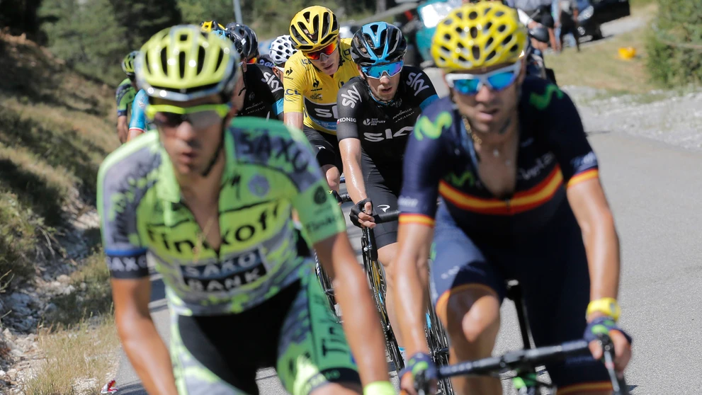  strede v pozadí nositeľ žltého dresu lídra pretekov Brit Chris Froome (Sky) za Španielomi Albertom Contadorom (Tinkoff Saxo) a 