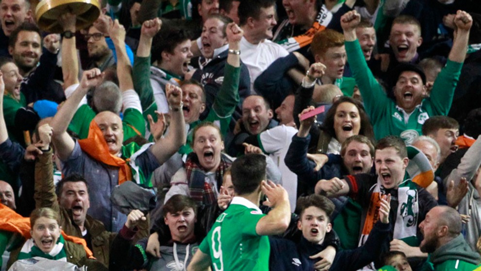 Severoírsky futbalista Shane Long sa teší s fanúšikmi po tom, ako strelil gól v kvalifikácii ME.