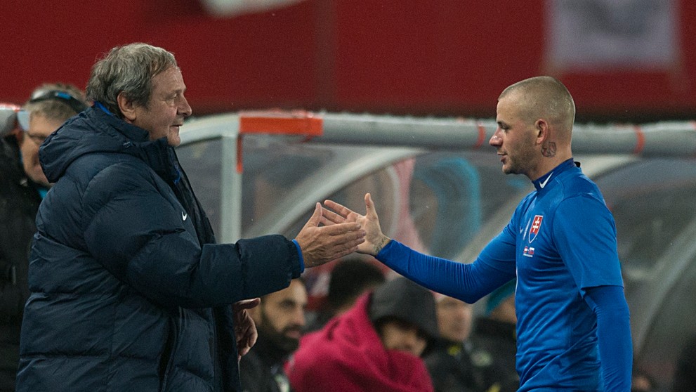 Tréner Slovenska Ján Kozák podáva ruku záložníkovi Vladimírovi Weissovi po prípravnom dueli v Rakúsku.