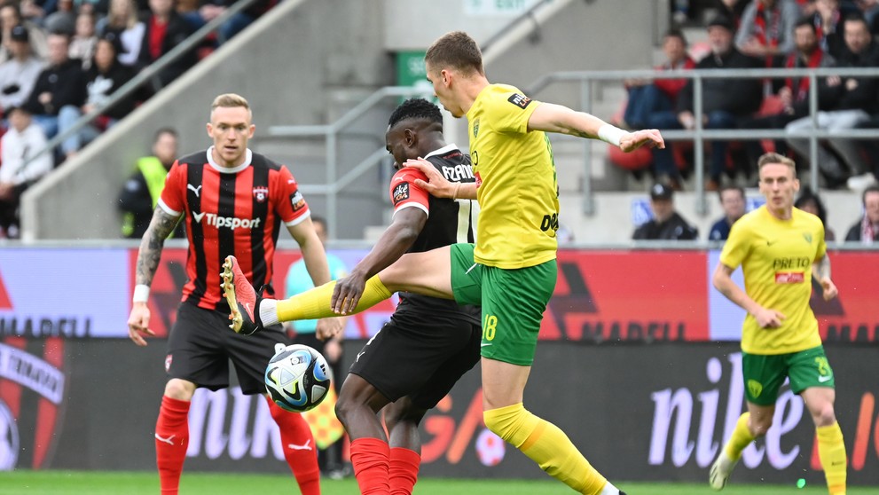 Na snímke zľava hráči Trnavy Roman Procházka, Philip Azango a hráč Žiliny Andrej Stojchevski.